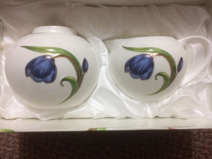 Tea Pot , sugar, milk jug and salt & pepper set.