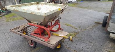 Fertiliser spreader