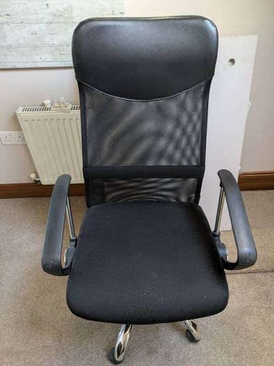 2 desk chairs in very good condition