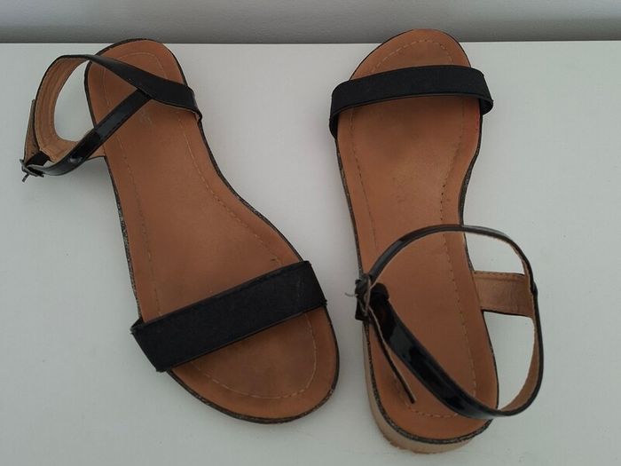 "R & BE" Ladies Black Shimmer Sandals