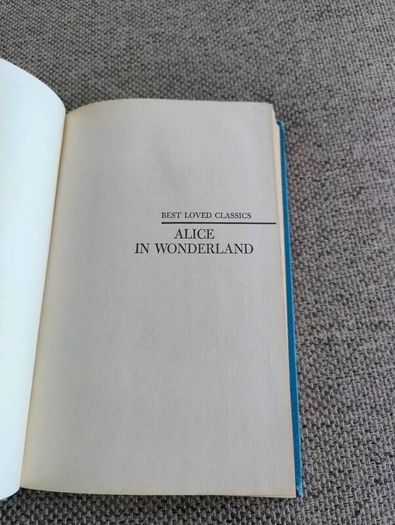 Alice in Wonderland by Lewis Carroll 1950's hardback in very good condition with signs of wear on the cover see photos FREE STANDARD POSTAGE INCLUDED