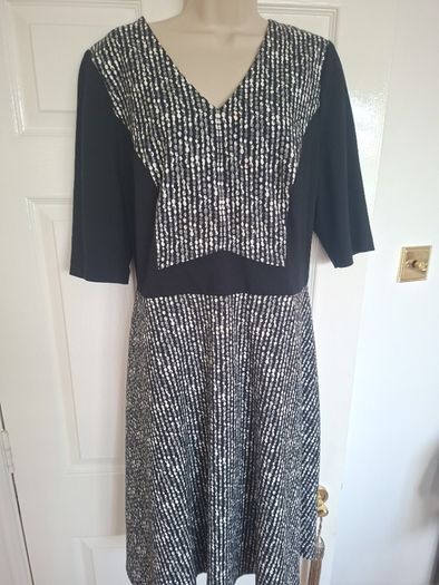 Studio 8 Black & White DRESS Size 18
