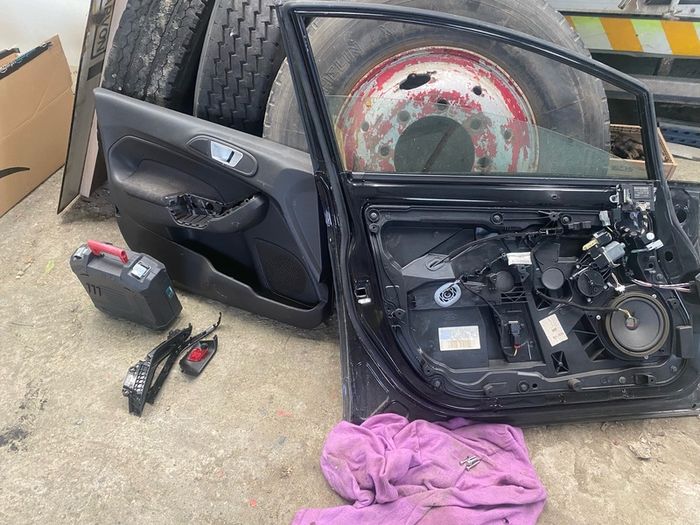 Fiesta 2015. Passenger front door parts window