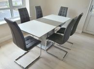 main image for ad Linda extendable dining table with chairs