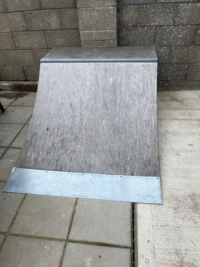 skateboard & scooter ramp