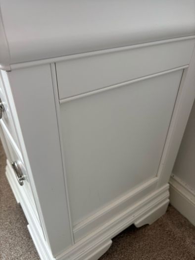 2 bedside lockers
