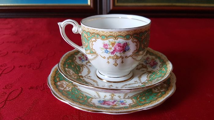 For Collectors Antique Queen Anne Regency Green Fine Bone China Gold Gilt Cabinet Tea Set Trio Made In England