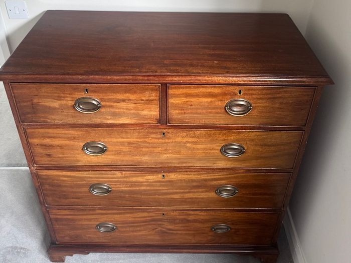 Traditional mahogany chest of drawers
