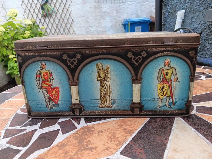 Vintage commemorative Biscuit tin