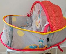 Portable baby bed