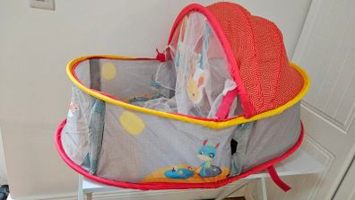 Portable baby bed