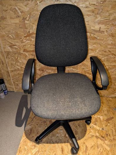 2 desk chairs in very good condition