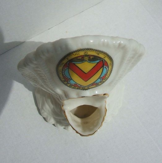 NEWPORT MON TOWN CRESTED CHINA VASE (Wiltshaw & Robinson Ltd, Stoke on Trent) - Carlton China shell with Newport town coat-of-arms (Wales)