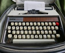 Brother Deluxe 1350 Vintage typewriter (in working order)