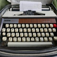Brother Deluxe 1350 Vintage typewriter (in working order)