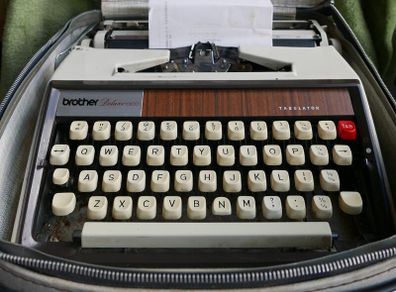 Brother Deluxe 1350 Vintage typewriter (in working order)