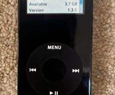 Apple iPod nano 1st Gen (4GB Black) - Model A1137