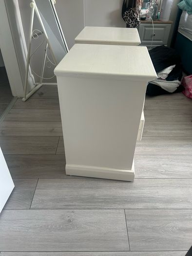 2 Bedside lockers