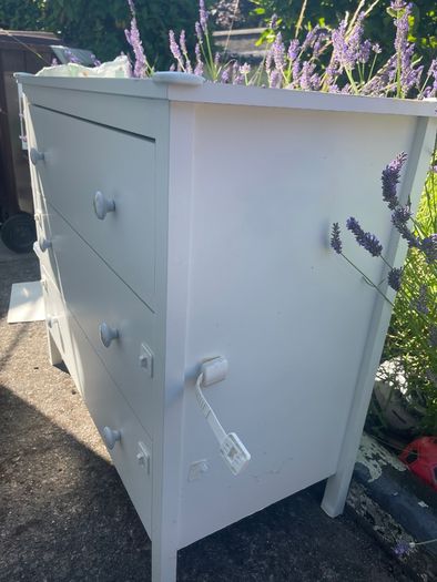 Chest of drawers