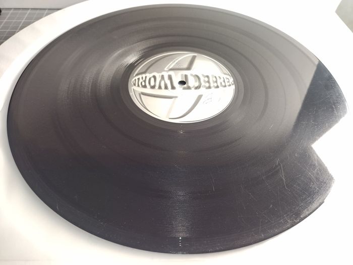 Friends Of Matthew - Out There! - Pulse-8 Records - Original Official Pressing! Quality Easrly 90s Breaks! Original Mix Condition: Excellent!
