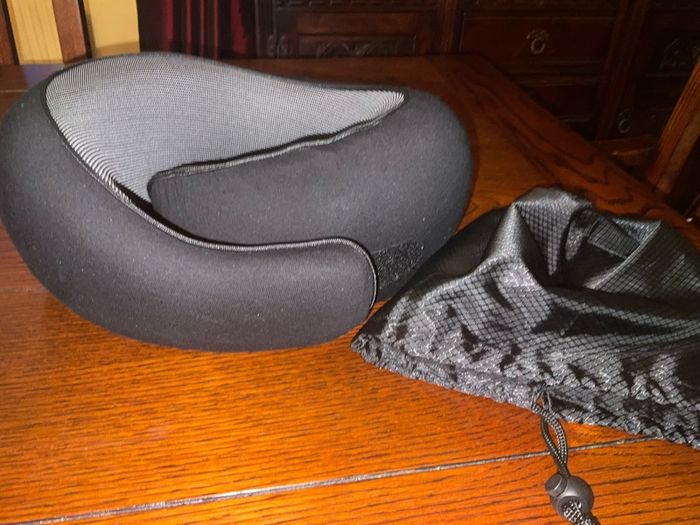 Travel  neck support pillow Reduced in black with a storage bag