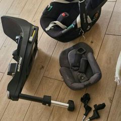 Maxi-cosi car seat and iso fix base bundle