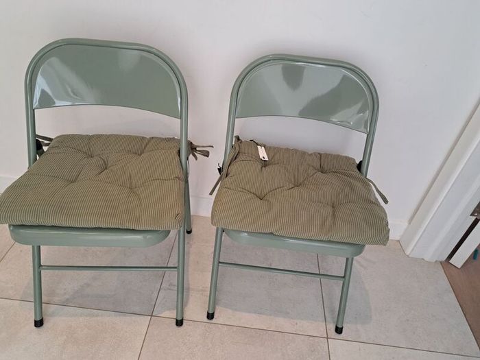 Folding chairs -- garden or dining -- brand new -- olive green