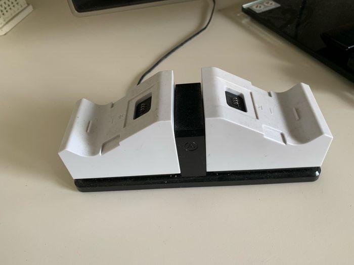 Xbox Controllers Double Charging Station - no more constantly buying batteries! ( Xbox One)