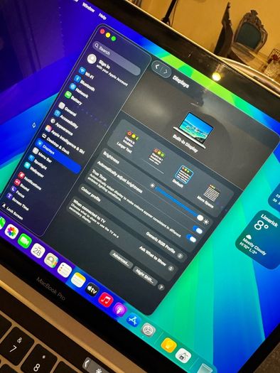 2022 M2 Chip MacBook PRO Retina display Mint condition