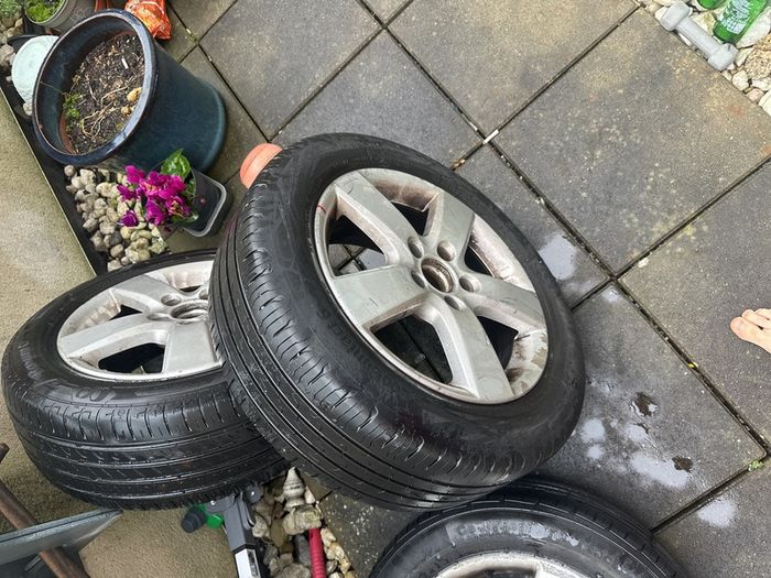 Volkswagen Golf 5 good tires and alloys