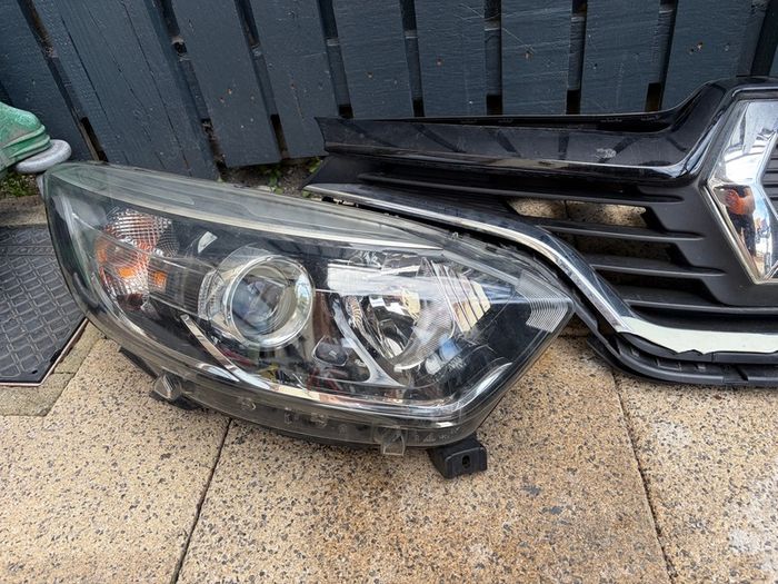 renault Captur 2017 grill and driver side headlight