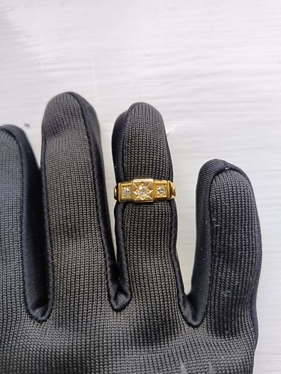 18k gold and diamond ring