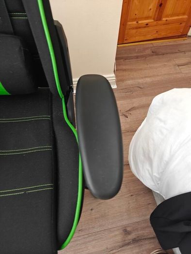desktop and chairs gamming