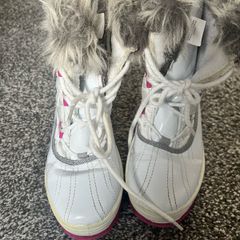 Snow boots