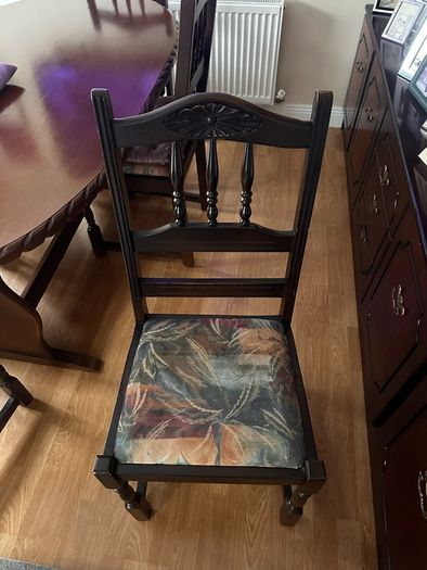 Traditional Dining Table & 6 Matching Chairs
