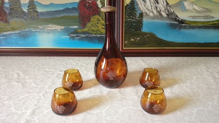 For Collectors Rare Vintage 5 Piece J. Albinana Oleria Spain Etched Amber Decanter With Matching Amber Wine Glasses Set