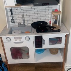 kids play kitchen