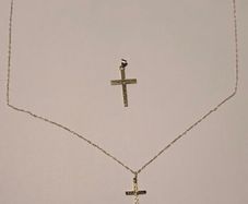 2 cross pendants in 9ct gold
