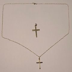 2 cross pendants in 9ct gold