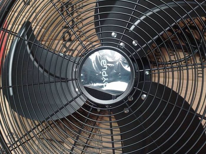 Can post 18"industrial stand fan