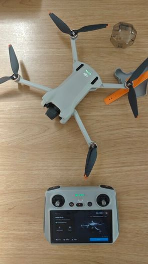 DJI Mini 3 with DJI RC (Built-in Screen) Mint Condition, Under 249g