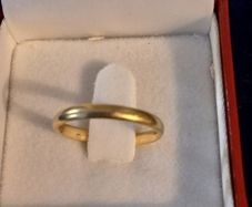 18ct gold wedding band