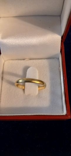 18ct gold wedding band