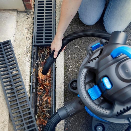 WD18 AG+ Garden & Artificial Grass Vacuum Cleaner with Detachable Handheld Garden Leaf Blower. Outdoor Wet & Dry Vacuum for Astroturf, Patios, Decking and Outdoor Areas. 1500W, 18 Litre