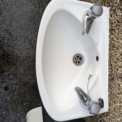 Pedestal sinks