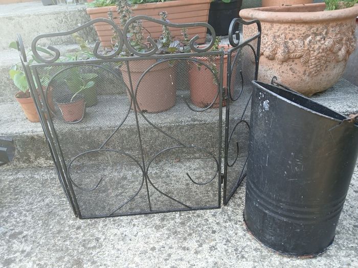 Fire screen and coal bucket