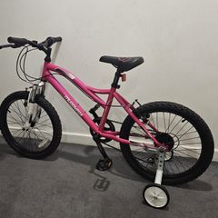 Girl bike 20inch stabilisers