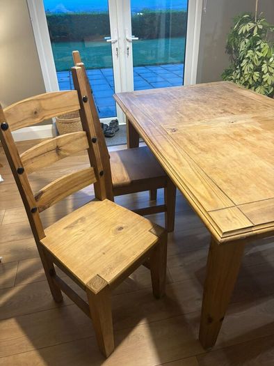 Kitchen table with x4 chairs