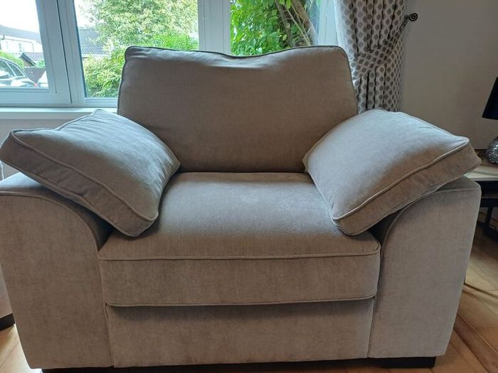 sofa and 2 armchairs for sale 6 months old