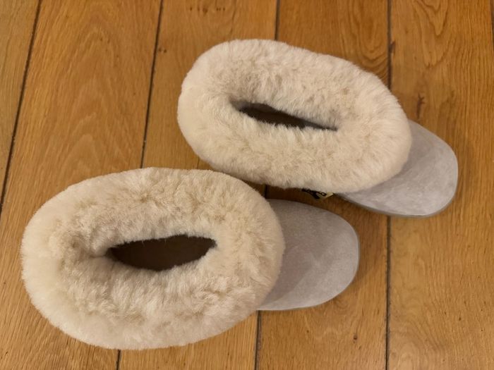 sheep skin slippers size 4 -5 UK